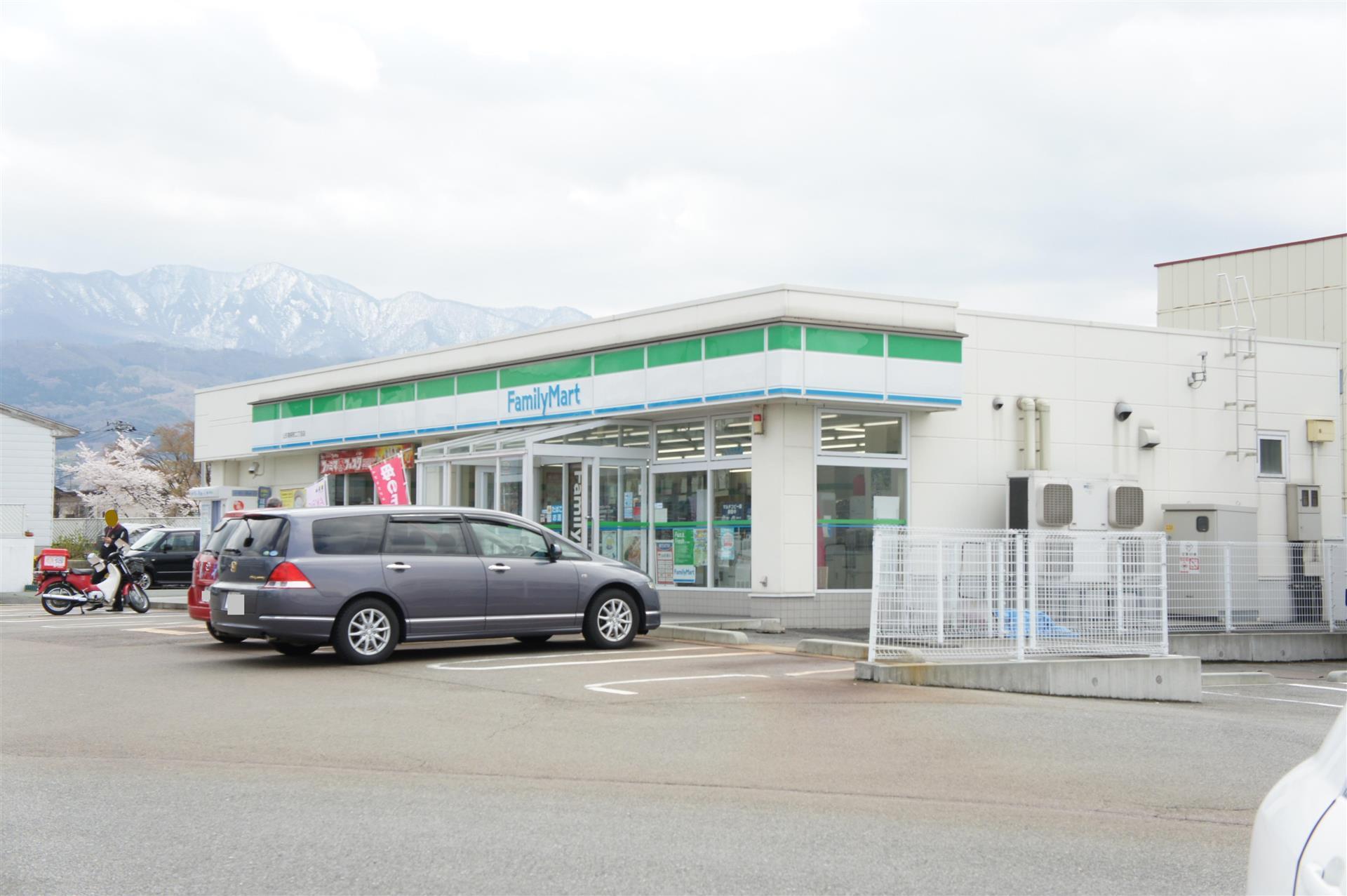 コンビニ　ファミリーマート山形南栄町二丁目店（コンビニ）まで404m