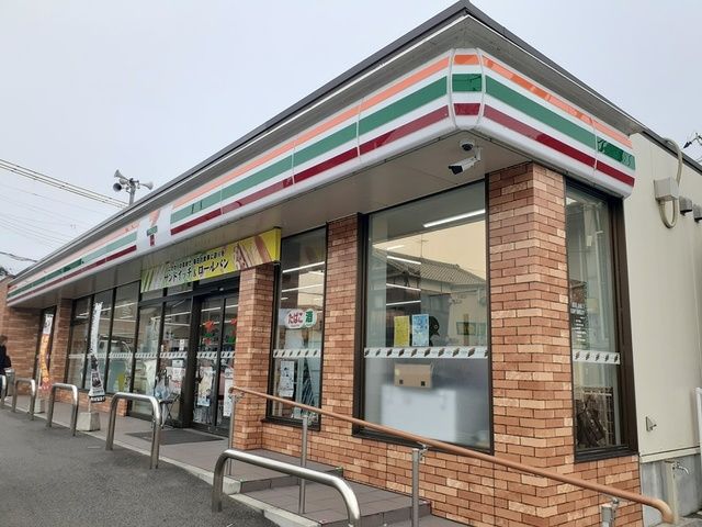 コンビニ　セブンイレブン様（コンビニ）まで650m