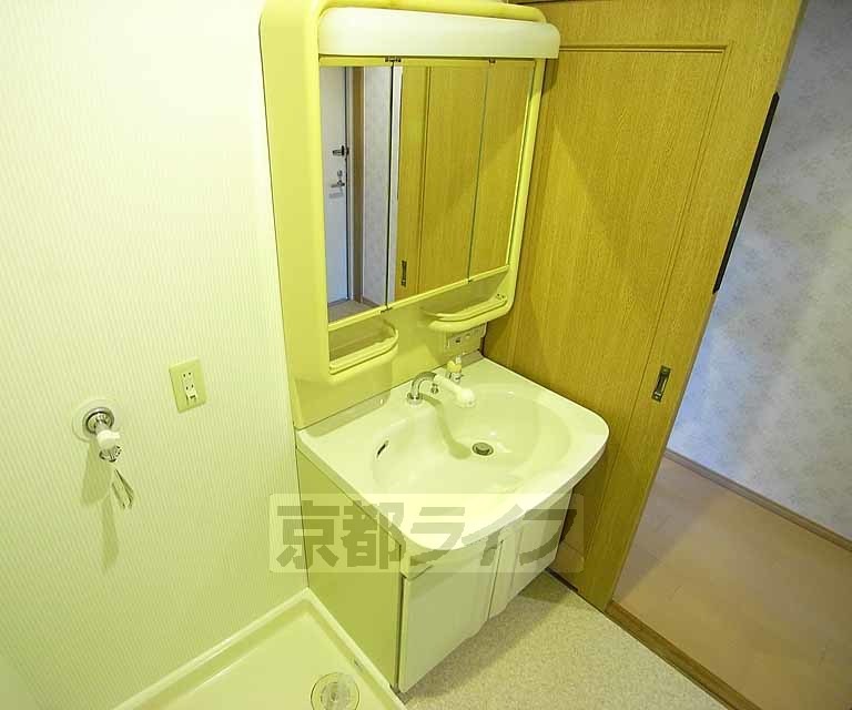 洗面設備　３面鏡のシャンプードレッサーです