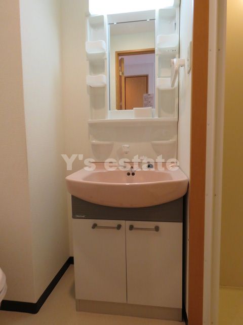 洗面設備　この写真の反転です。