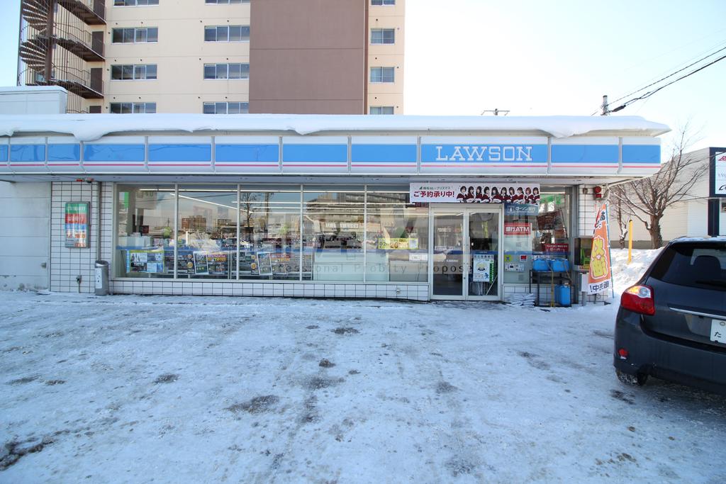 コンビニ　ローソン札幌西岡店（コンビニ）まで327m