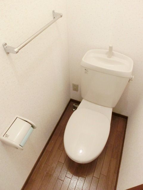 トイレ　トイレはシンプルですね。