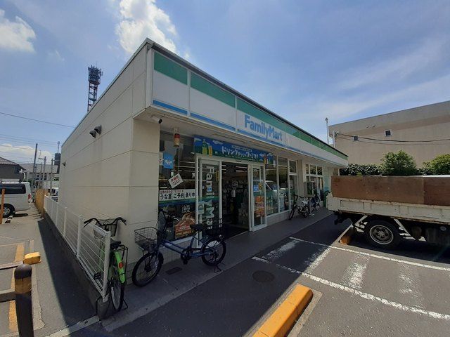 コンビニ　ファミリーマート 六町駅前店（コンビニ）まで290m