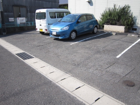 駐車場　駐車場があるので、車を買う予定の方も安心です