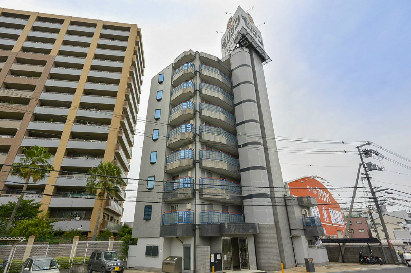 建物外観　ドラッグストア横のマンション