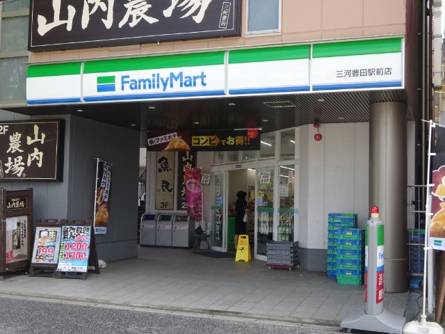 コンビニ　ファミリーマート（コンビニ）まで50m