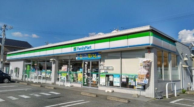 コンビニ　ファミリーマート（コンビニ）まで800m