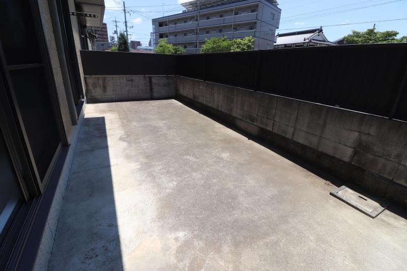 バルコニー　日当たりの良いバルコニー