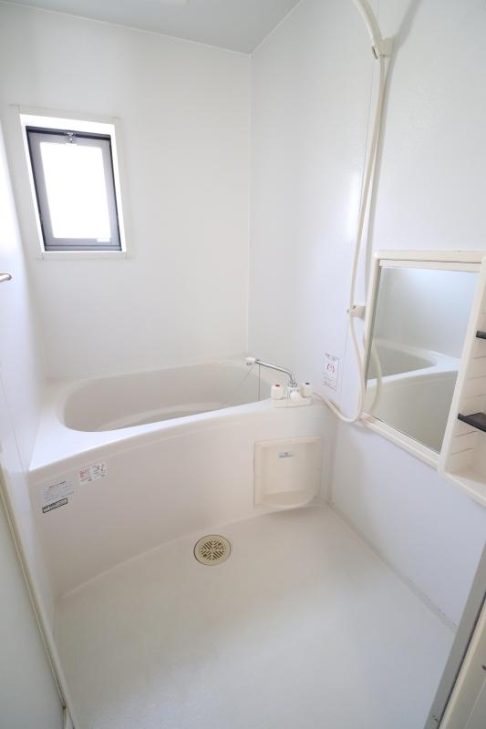 バス・シャワールーム　小窓があり換気に便利