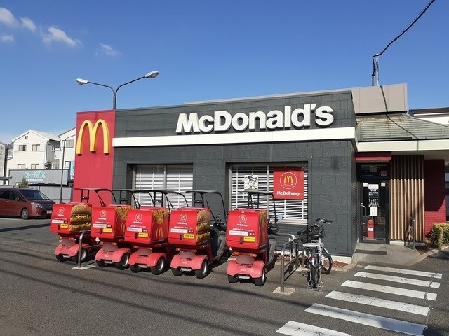 飲食店　マクドナルド　２５号八尾店（飲食店）まで670m