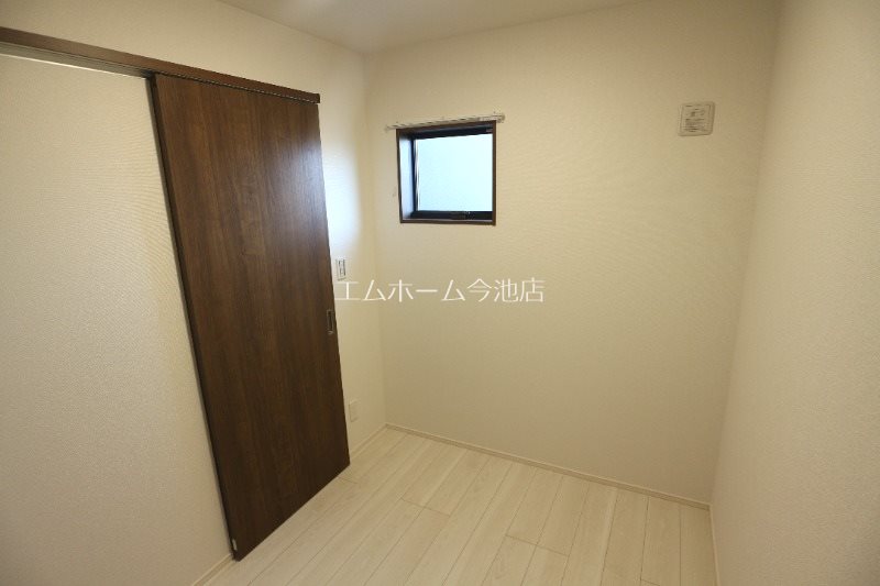 その他部屋・スペース　洋室3.0帖　窓付（換気良好）収納充実しています