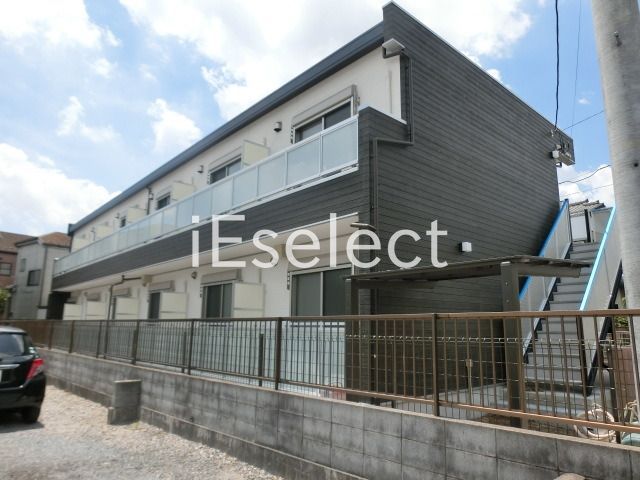 建物外観　前面が駐車場で日当たり良好
