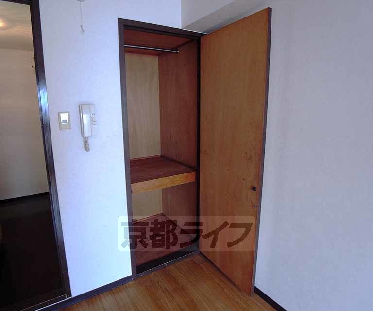収納　二段の押入れ付きですね。