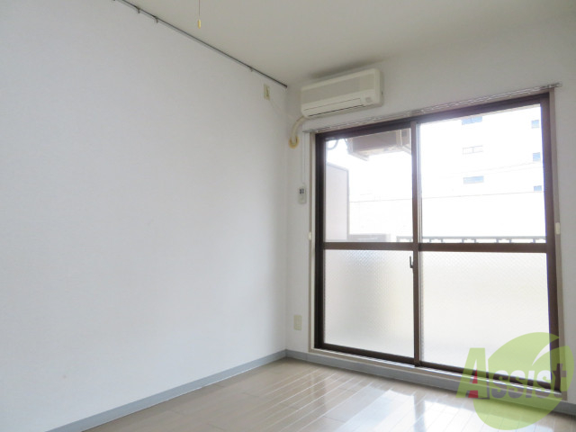 居室・リビング　陽当たり良く、十分に広さのあるお部屋となっております