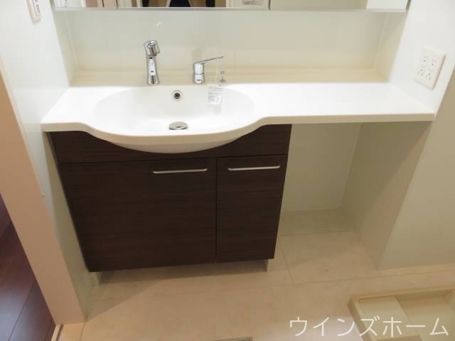洗面設備　独立洗面台、３面鏡仕様