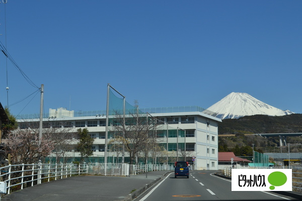 中学校　富士市立須津中学校（中学校）まで908m