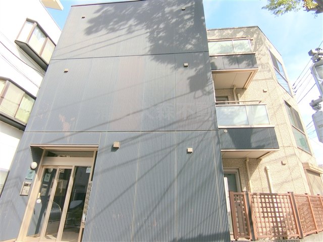 建物外観　2007年2月築　重量鉄骨造地上3階建て総戸数9戸最大1Gb