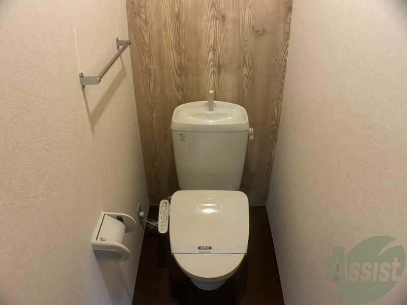 トイレ　トイレは温水洗浄付便座で、どなたも快適にご利用できます。