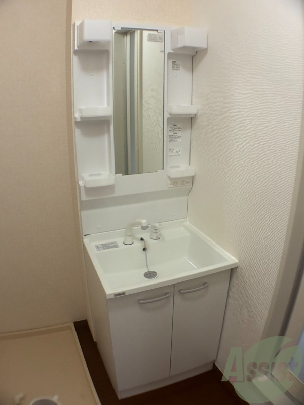 洗面設備　洗面台には収納ポケットがあり、整理するのに便利ですね。