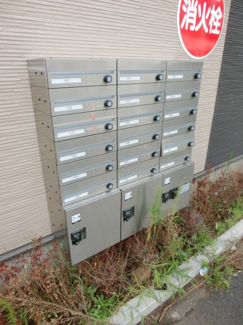 エントランス　宅配ボックス付きでネットショッピングが多い方も便利ですね！