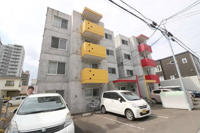 建物外観　４階建て♪