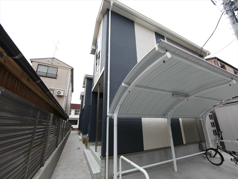 建物外観　外観　屋根付駐輪場有り　平面駐車場