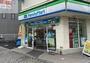 コンビニ　ファミリーマート新町三丁目店（コンビニ）まで111m