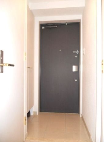 玄関　写真は同タイプ住居です。