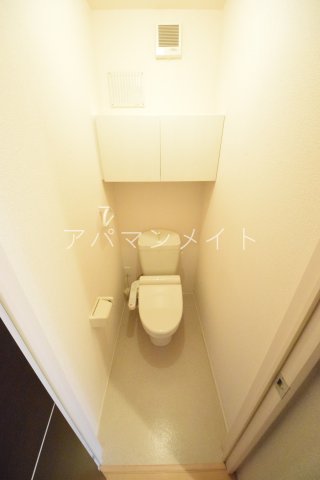 トイレ　落ち着いた色調のトイレです