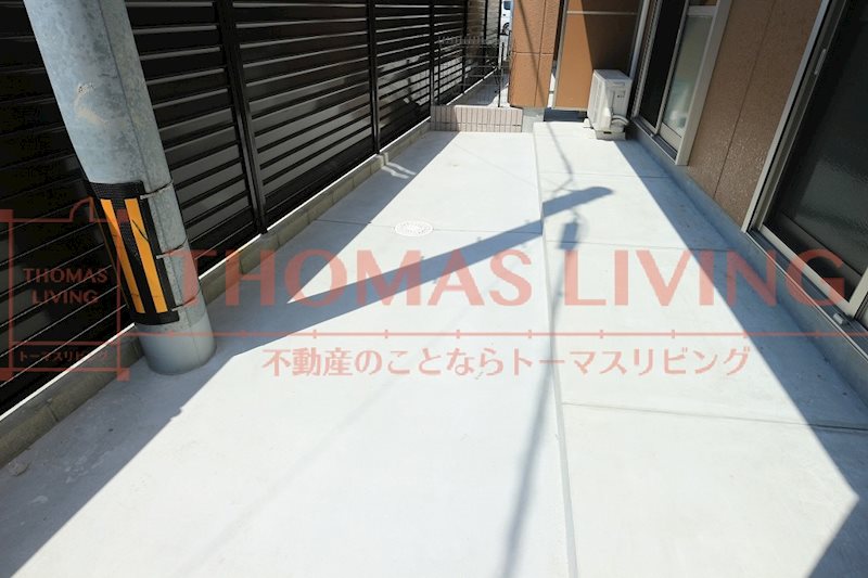バルコニー　1階は専用庭付き。