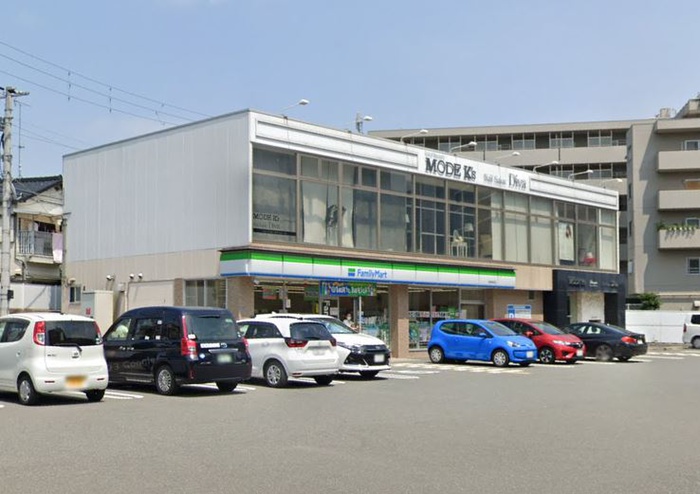 コンビニ　ファミリーマート（コンビニ）まで1300m