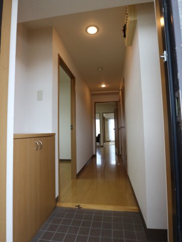 玄関　※別部屋の写真です。