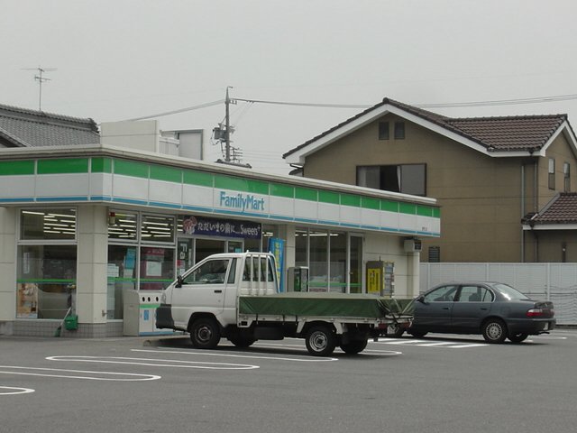 コンビニ　ファミリーマート港甚兵衛通店（コンビニ）まで545m