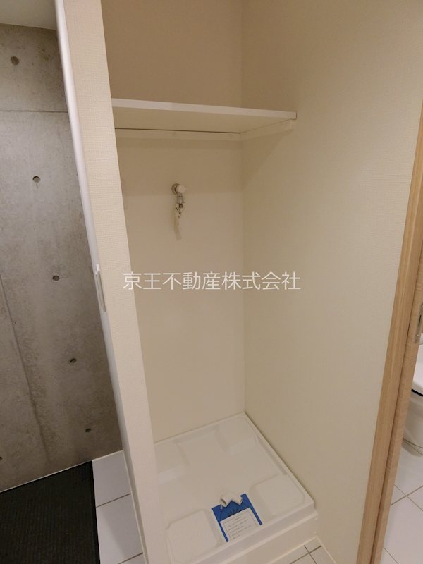 その他部屋・スペース　洗濯機置場には便利な棚があります