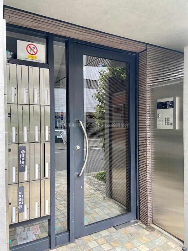 エントランス　オートロック付き。一人暮らしでも安心です