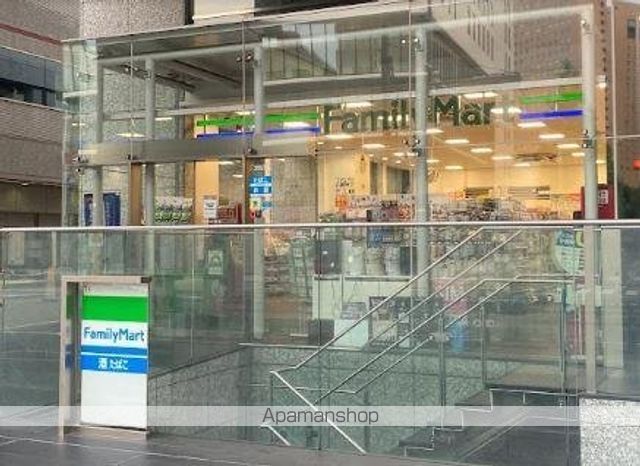 コンビニ　ファミリーマート　西新宿八丁目店（コンビニ）まで76m