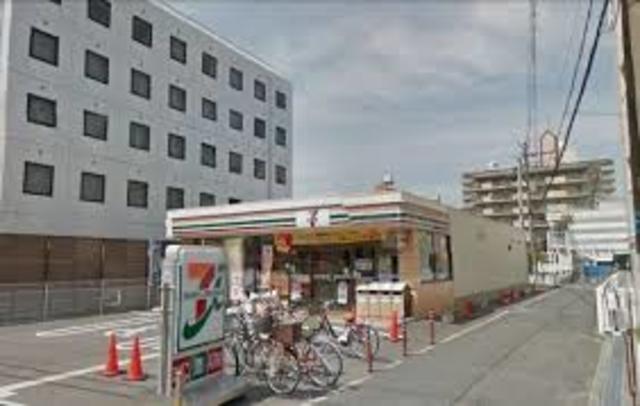 コンビニ　セブンイレブンJR茨木駅西店（コンビニ）まで566m