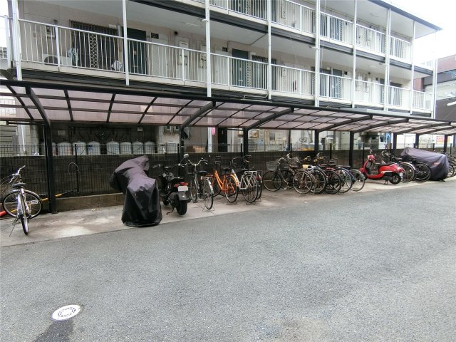 その他共有部分　雨の日も安心の屋根付き駐輪場♪