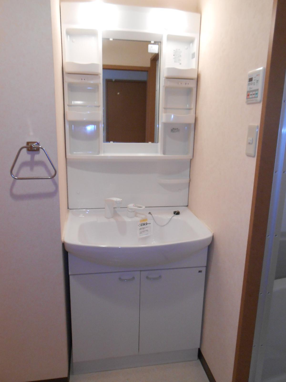 洗面設備　水はねの気になりにくいシャンプードレッサーです。