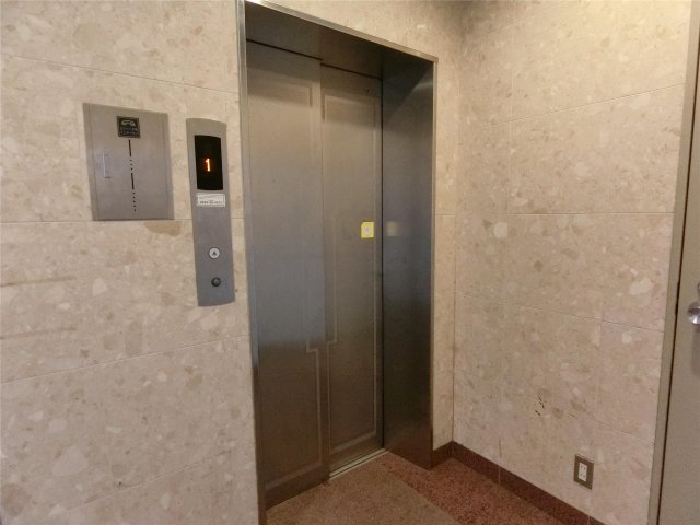 ロビー　上下階の移動に便利なエレベーター完備♪