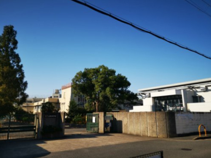 中学校　和泉市立富秋中学校（中学校）まで129m