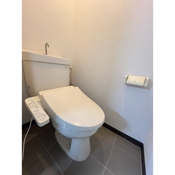 トイレ　落ち着いた色調のトイレです