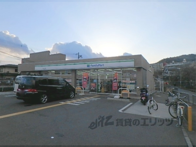コンビニ　ファミリーマート伏見桃山東店（コンビニ）まで350m