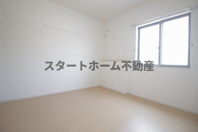 その他部屋・スペース　開放的な寝室です