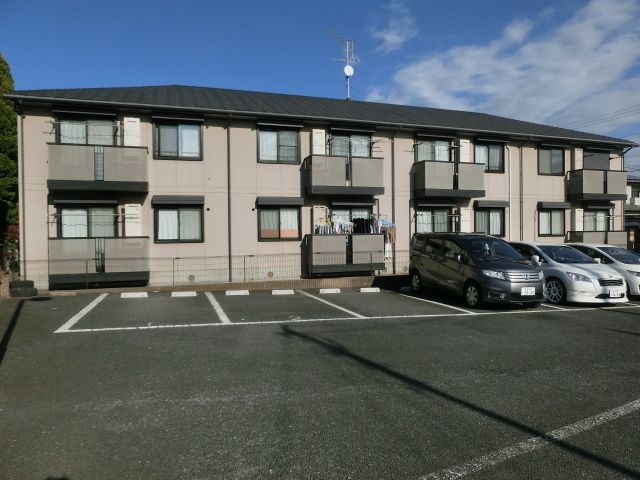 建物外観　前面が駐車場で日当たり良好です