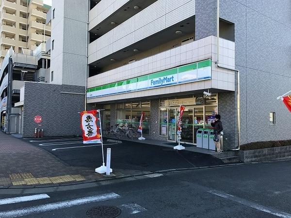 コンビニ　ファミリーマート鶴川駅西店（コンビニ）まで3m