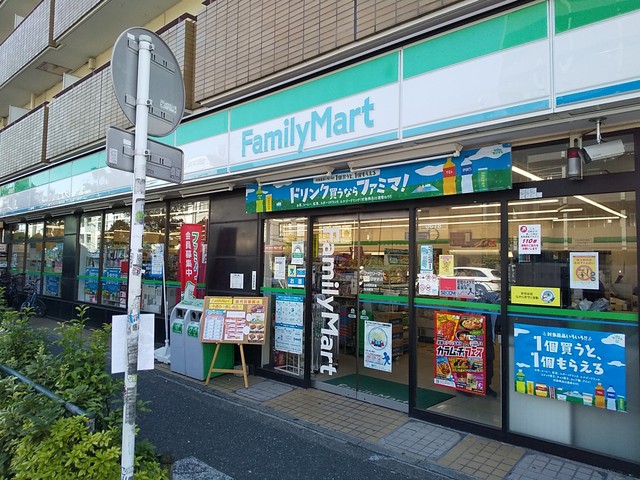 コンビニ　ファミリーマート新代田駅前店（コンビニ）まで190m