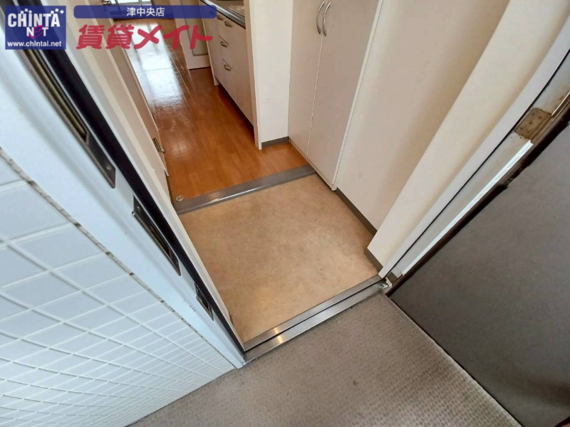 玄関　同じ物件、別部屋の写真です