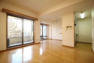 居室・リビング　採光面が広く明るい室内