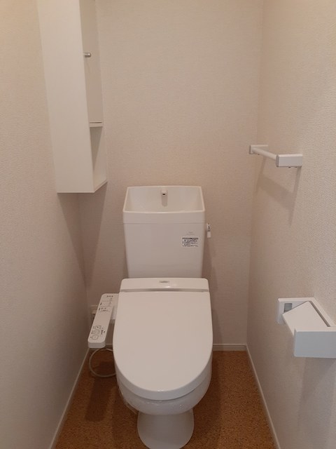 トイレ　嬉しい温水洗浄便座付きです♪